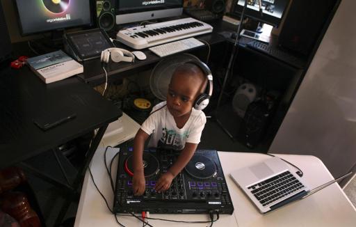 Un DJ de 2 años fascina a aficionados 