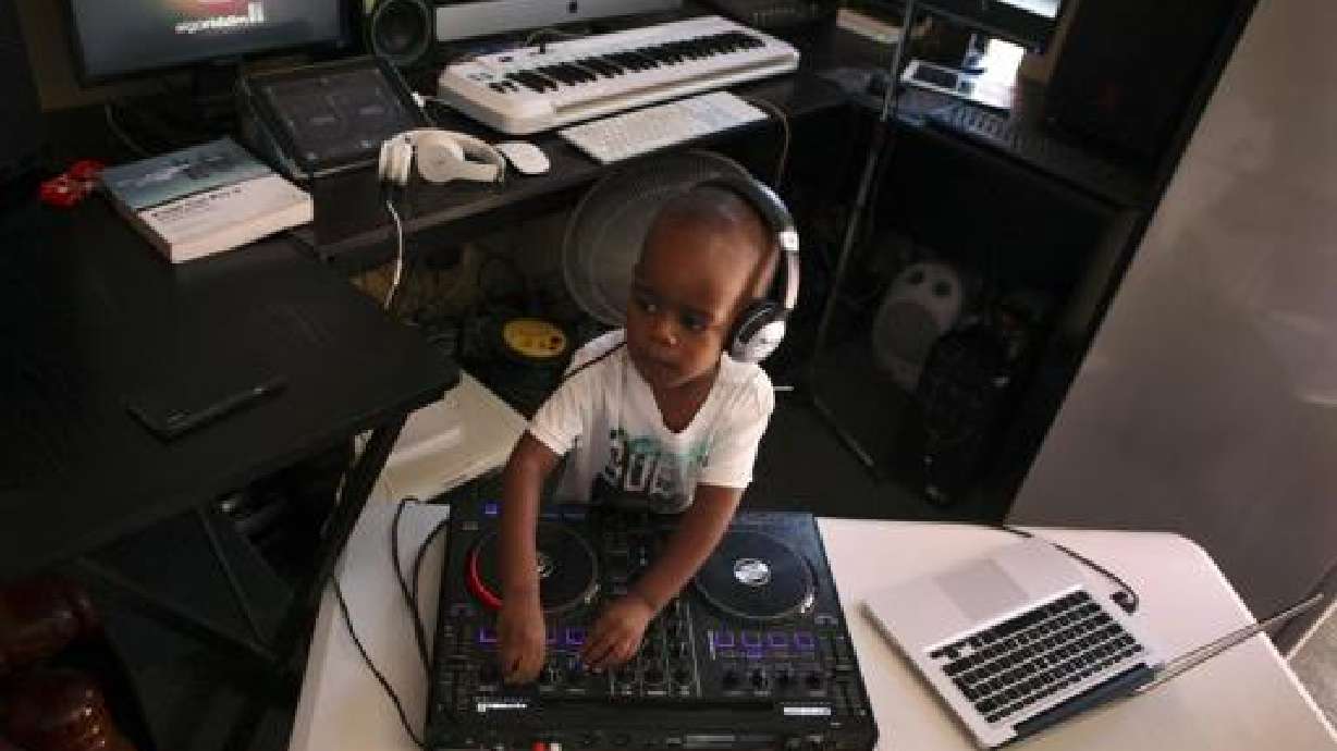 Un DJ de 2 años fascina a aficionados