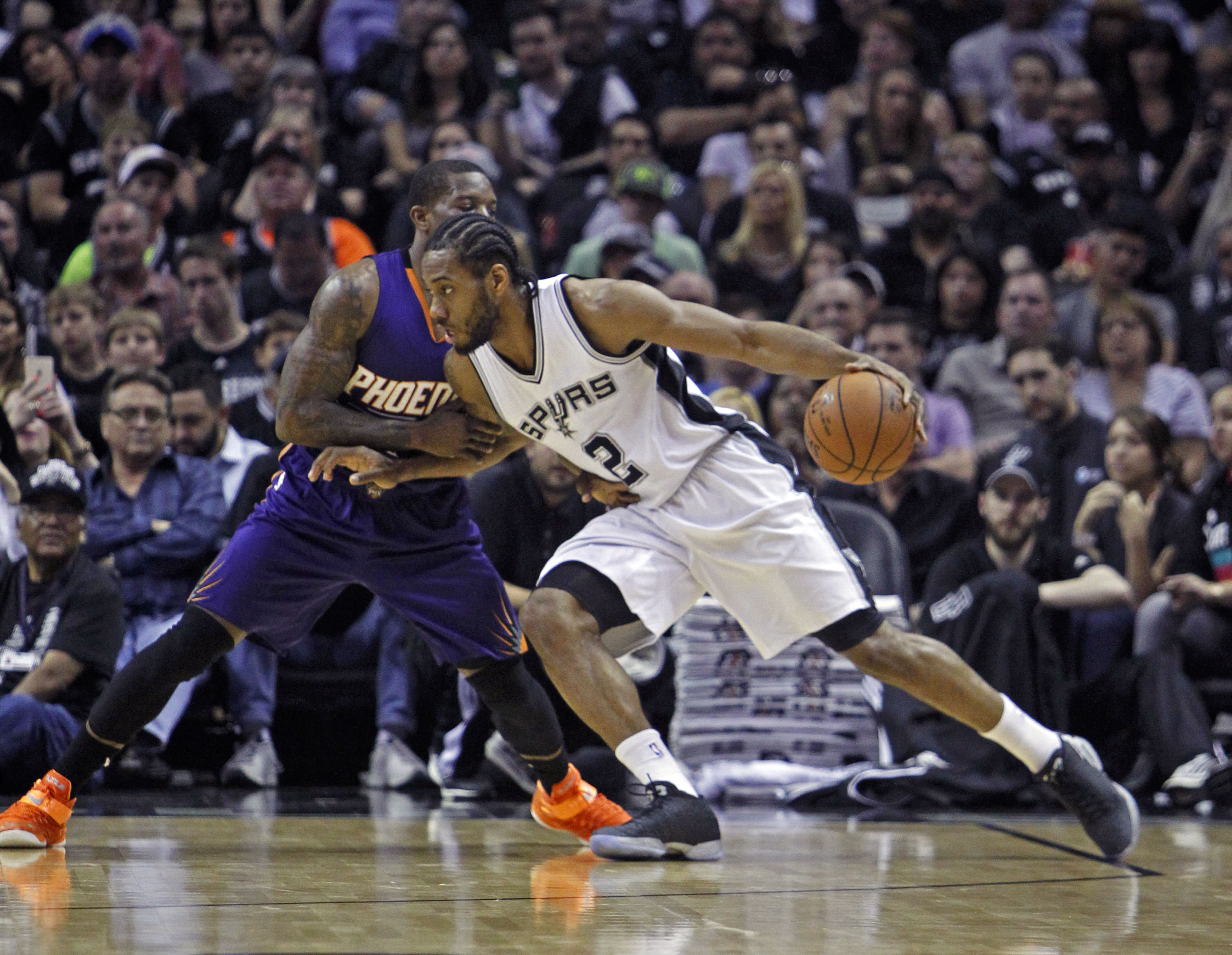 Duncan leads Spurs to rout of Suns for 11th straight win