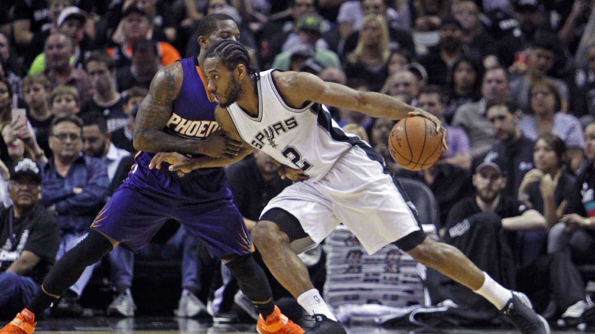 Duncan leads Spurs to rout of Suns for 11th straight win
