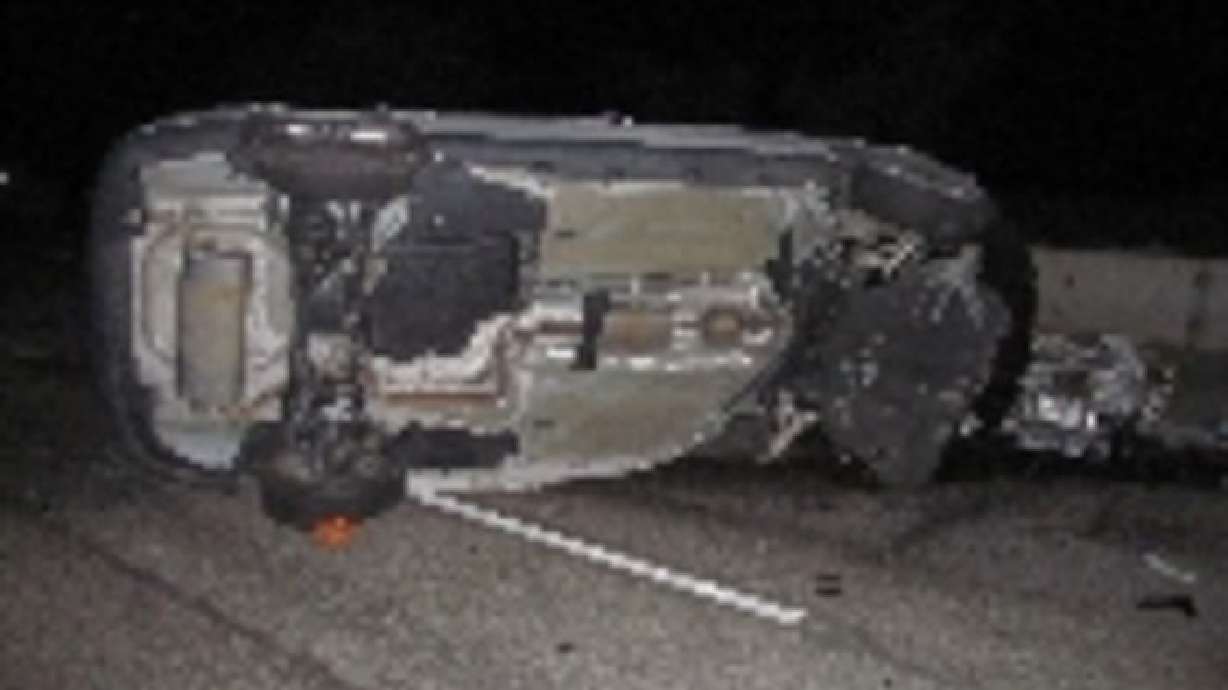 Mujer de UT muere luego de conducir en sentido contrario a 100 mph y chocar contra otro vehículo