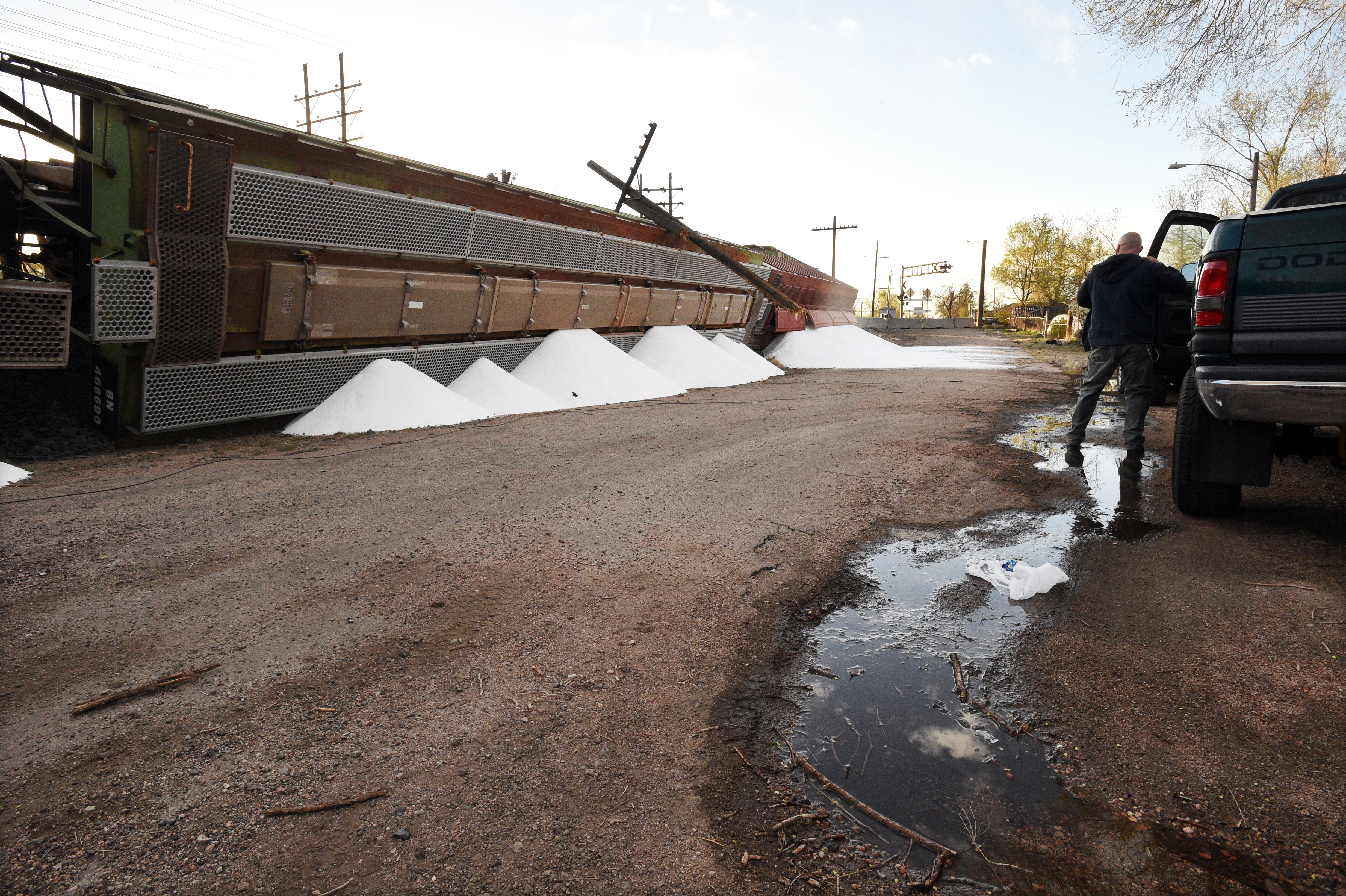 Train derailment spills dry ammonia in Colorado; no one hurt