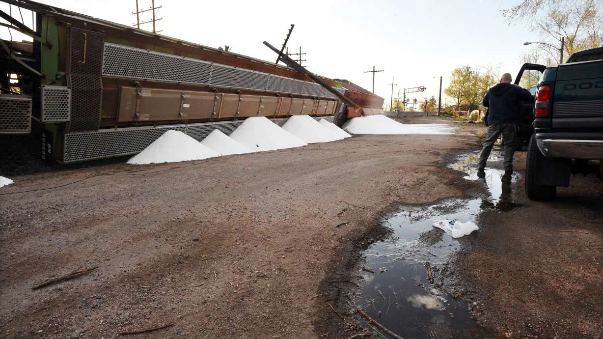 Train derailment spills dry ammonia in Colorado; no one hurt