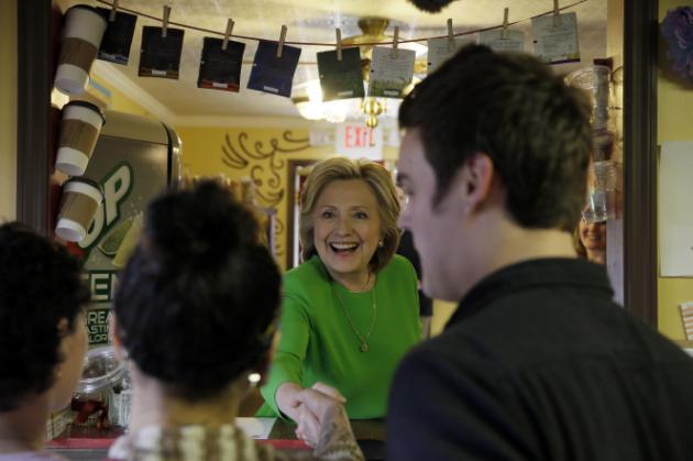 Clinton inicia campaña en café de Iowa