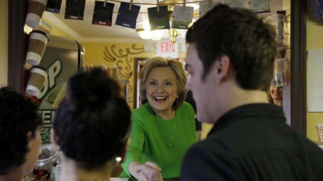 Clinton inicia campaña en café de Iowa