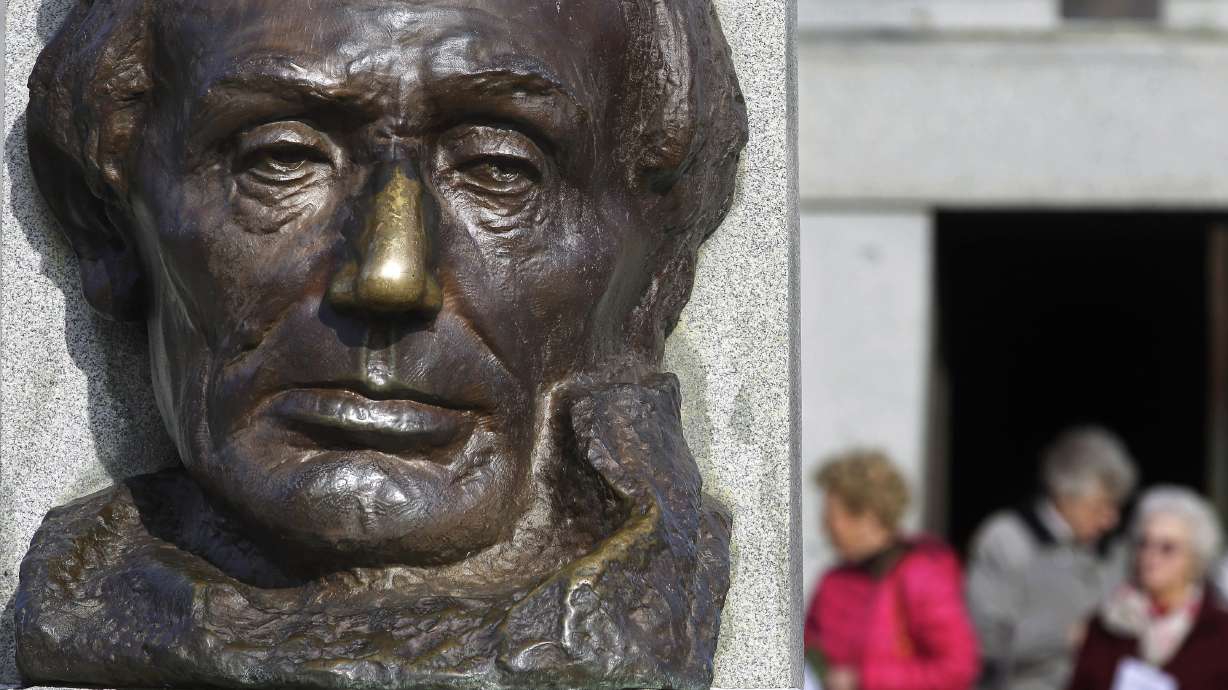 As death of Lincoln marked, caretakers of tomb face setbacks