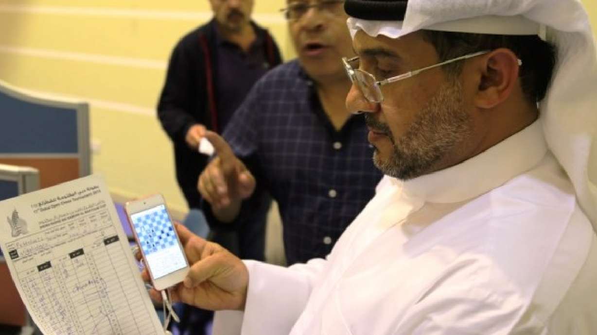 Chess grandmaster cheats with iPhone in bathroom stall