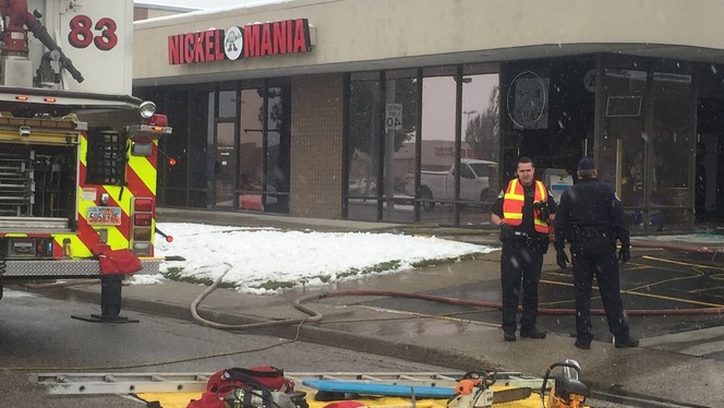 Vehículo se estrella con negocio Nickel Mania en Murray causando el cierre de la Satate