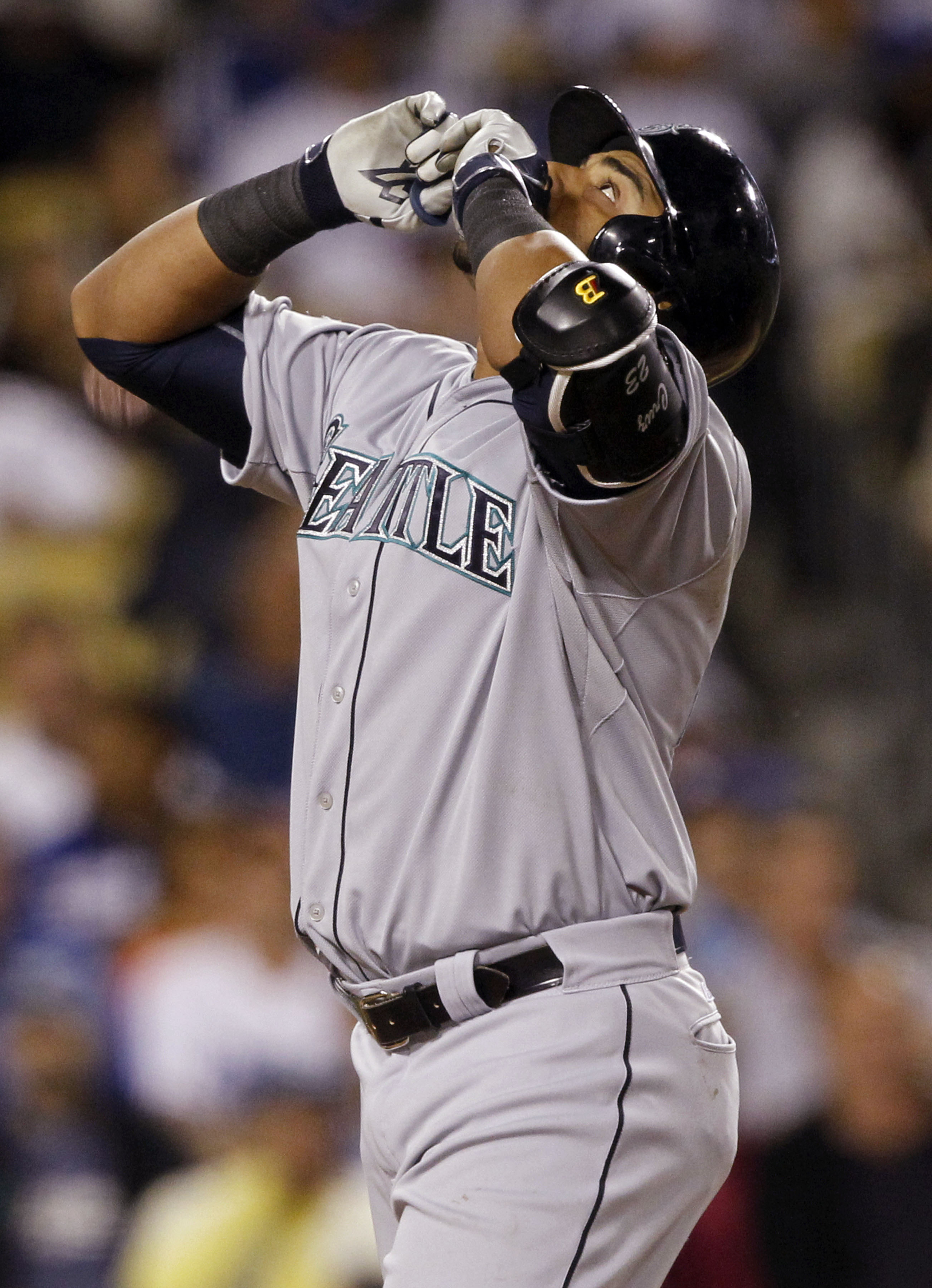 Mariners' Cruz homers in fifth straight game