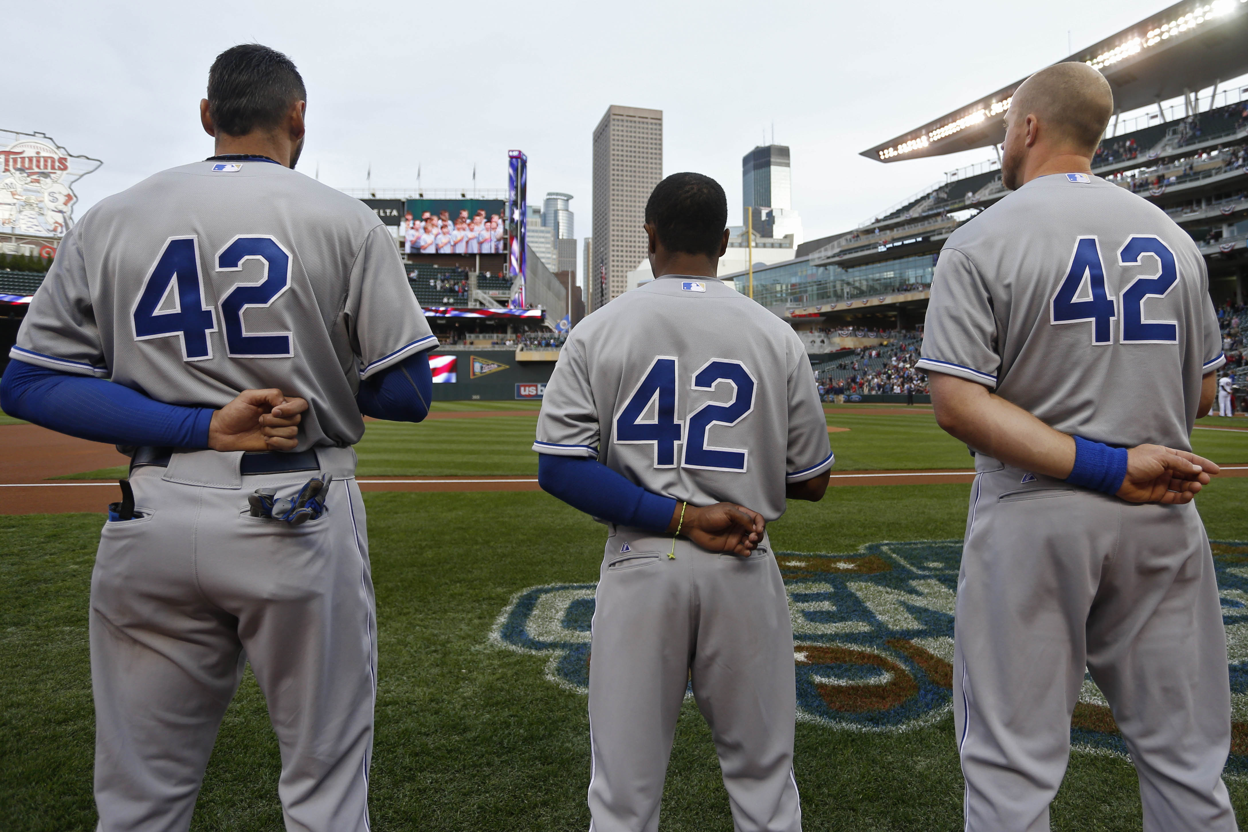 Dodgers finish sweep of M's with 5-2 win
