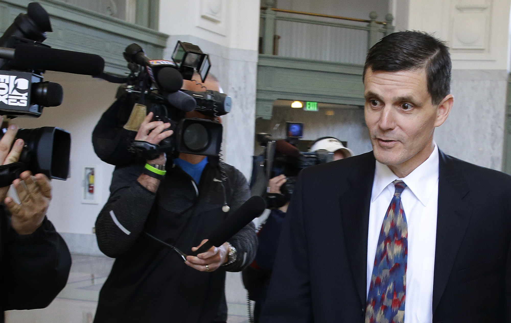 Washington governor repeats call for state auditor to resign