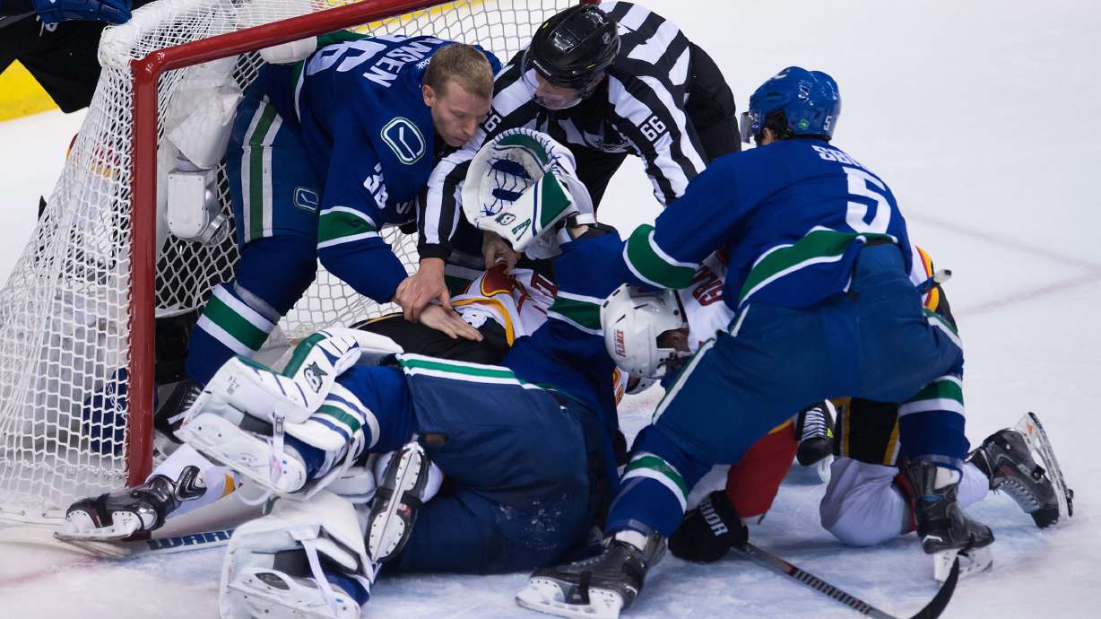 Lack helps Canucks top Flames 4-1, even series