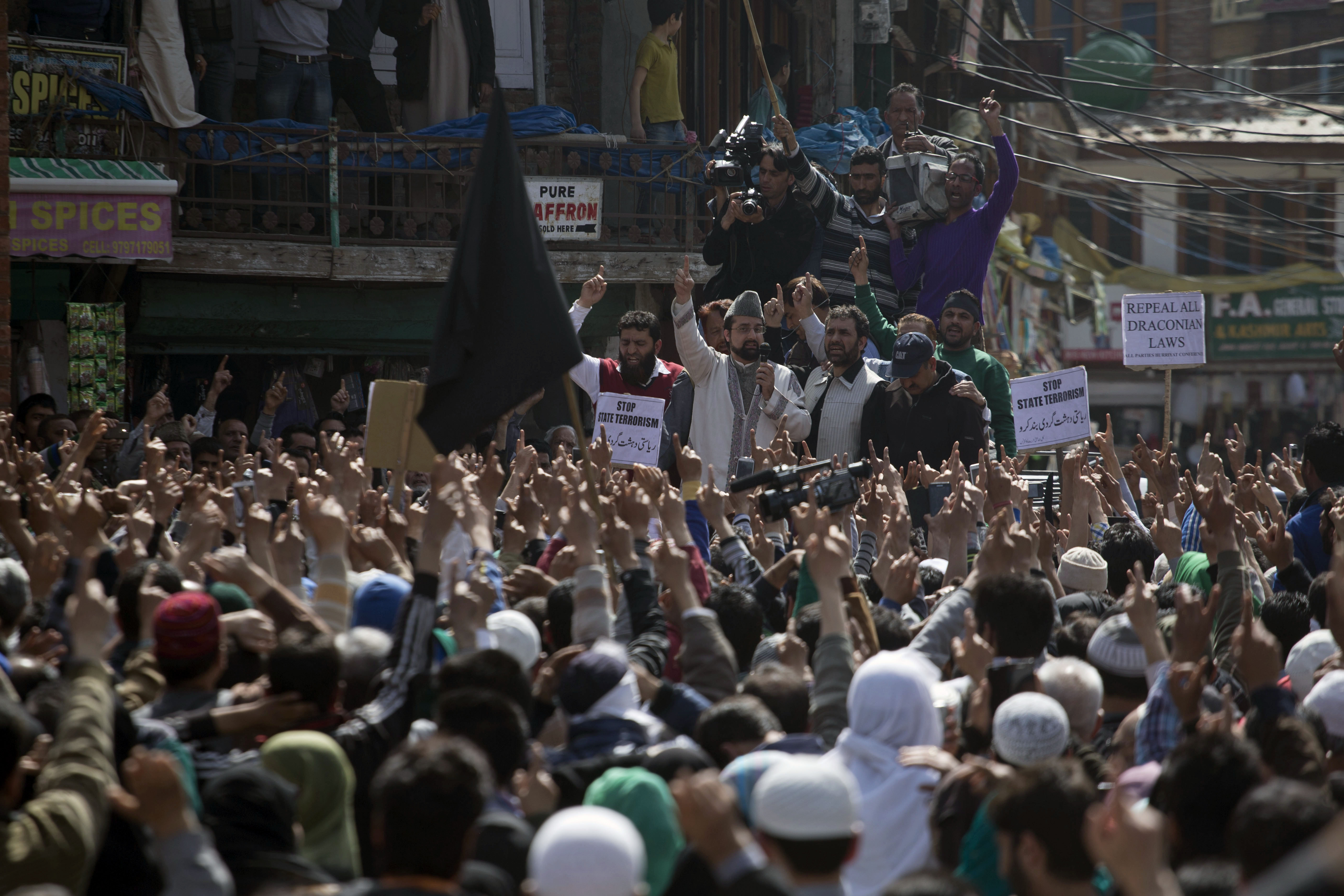 Indian troops fire at Kashmir protesters; teenager killed