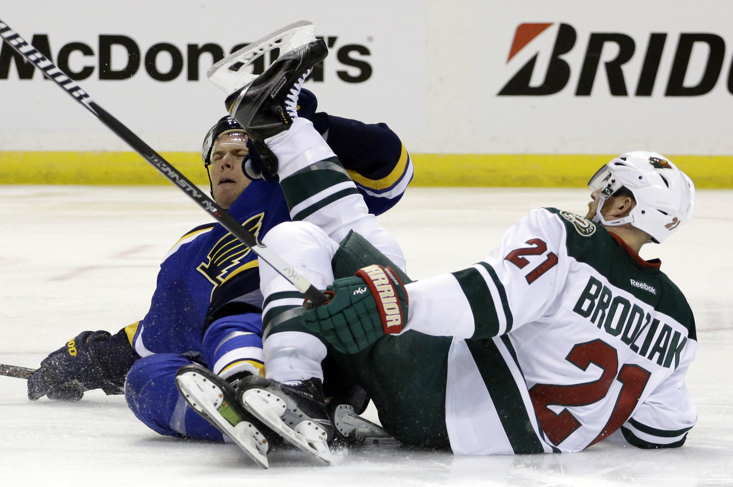 Blues whip Wild 4-1, even series at game apiece