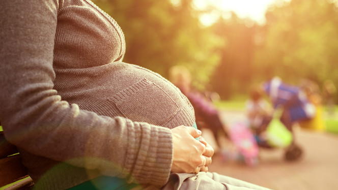 Mujer halla a su madre biológica; es compañera de trabajo