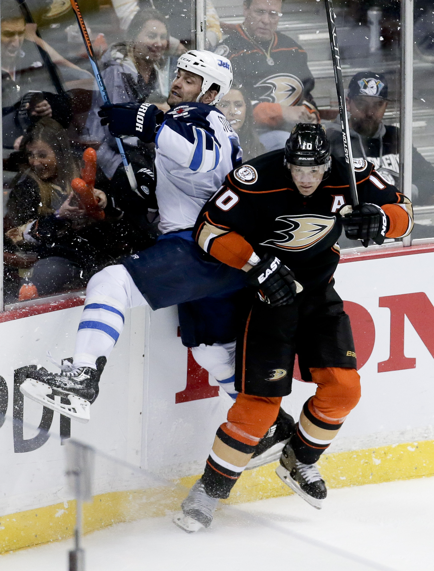 Silfverberg's last-minute goal puts Ducks past Jets 2-1