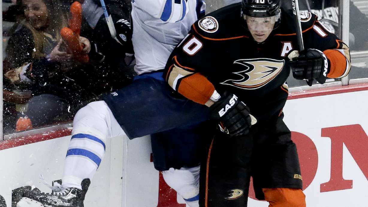 Silfverberg's last-minute goal puts Ducks past Jets 2-1