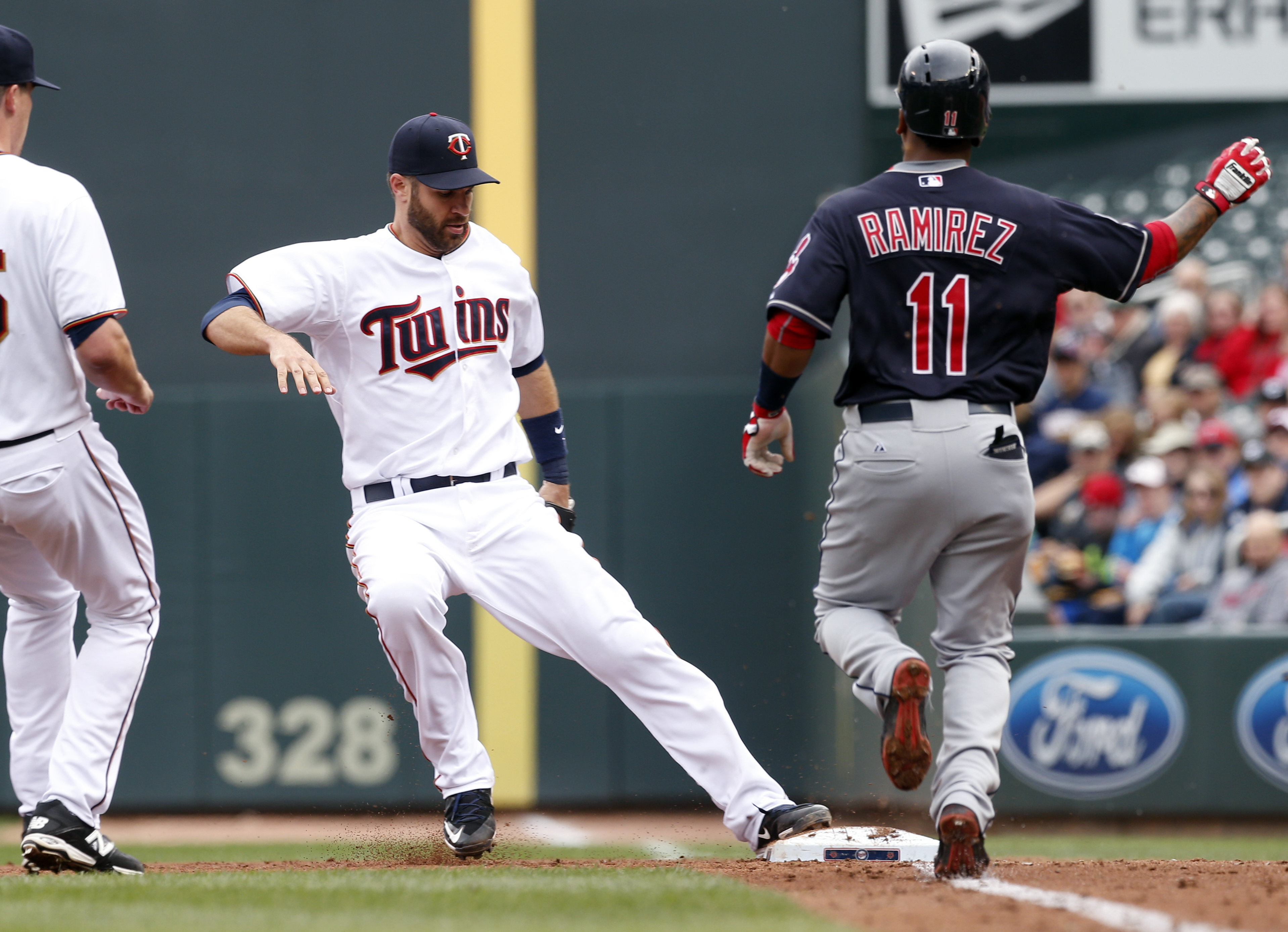 Hunter homers for Twins in 7-2 win over Indians