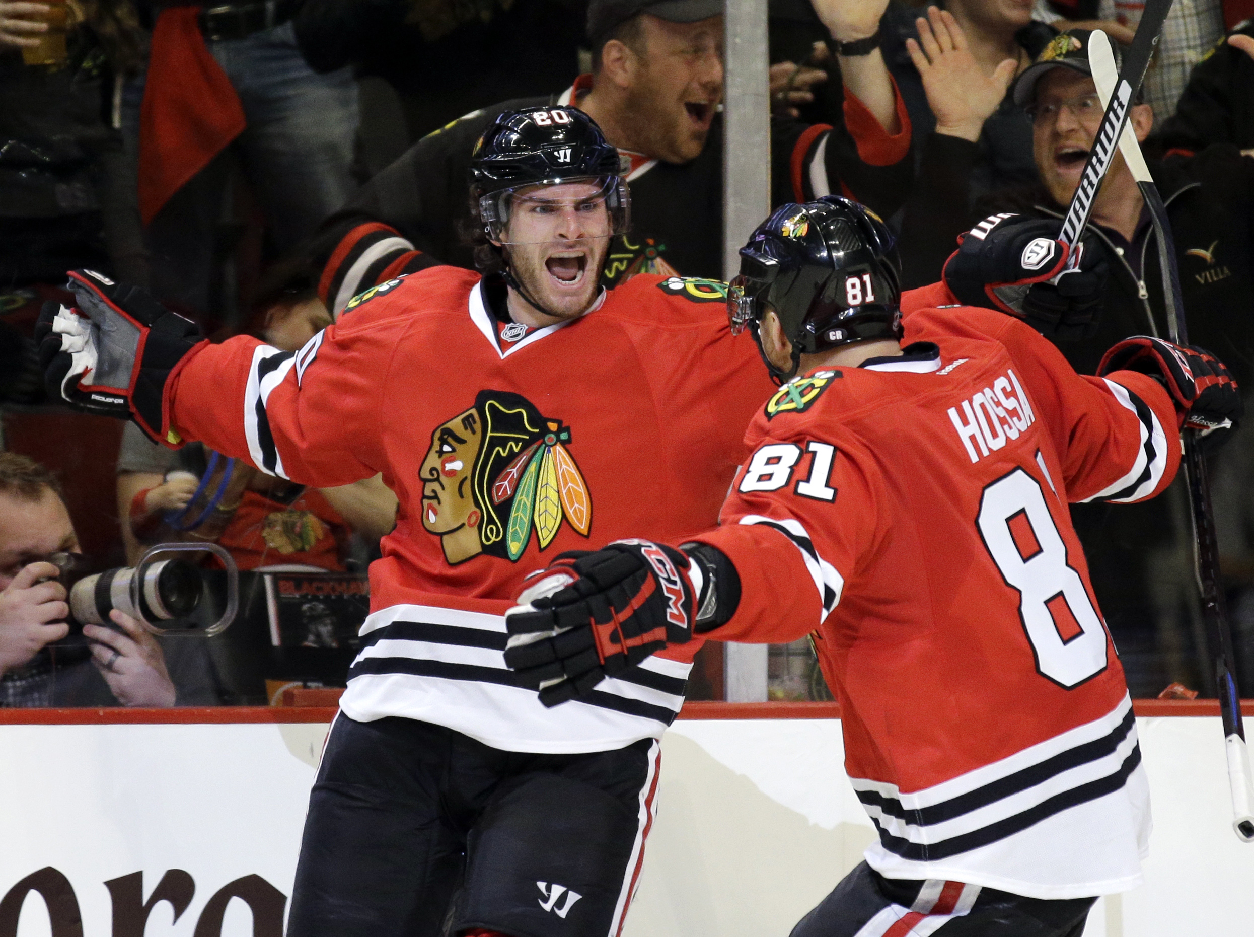 Blackhawks beat Predators 4-2 for 2-1 series lead