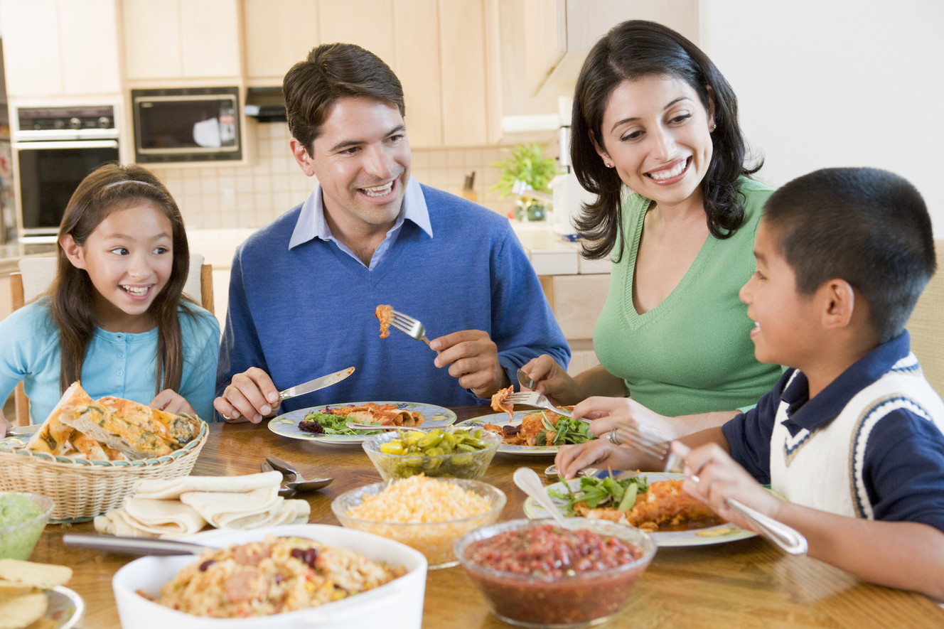 Cinco razones para tener una cena familiar