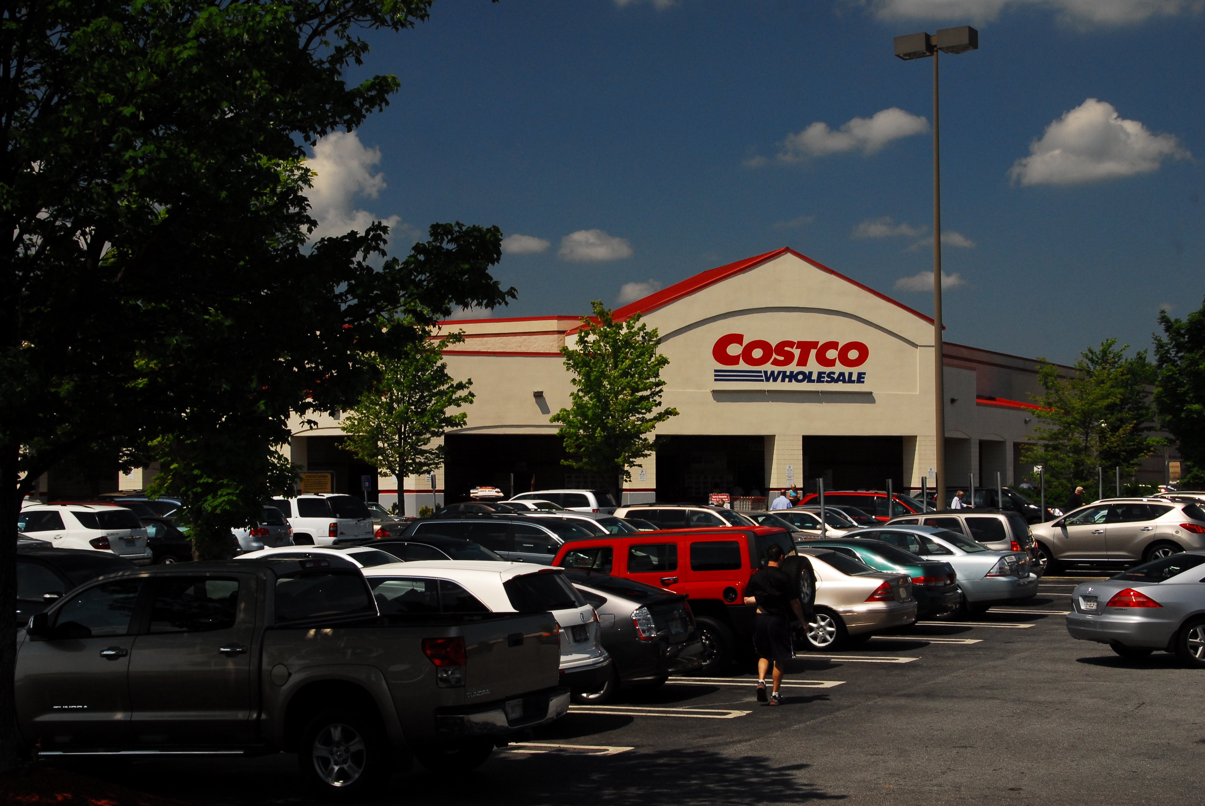 Costco and Amex announced in February, 2015 that they have failed to come to terms to extend their 16-year exclusive partnership. The Costco TrueEarnings American Express Card was the only credit card that Costco accepted, and it doubled as customers' membership cards. (Rich Brooks/CNN)