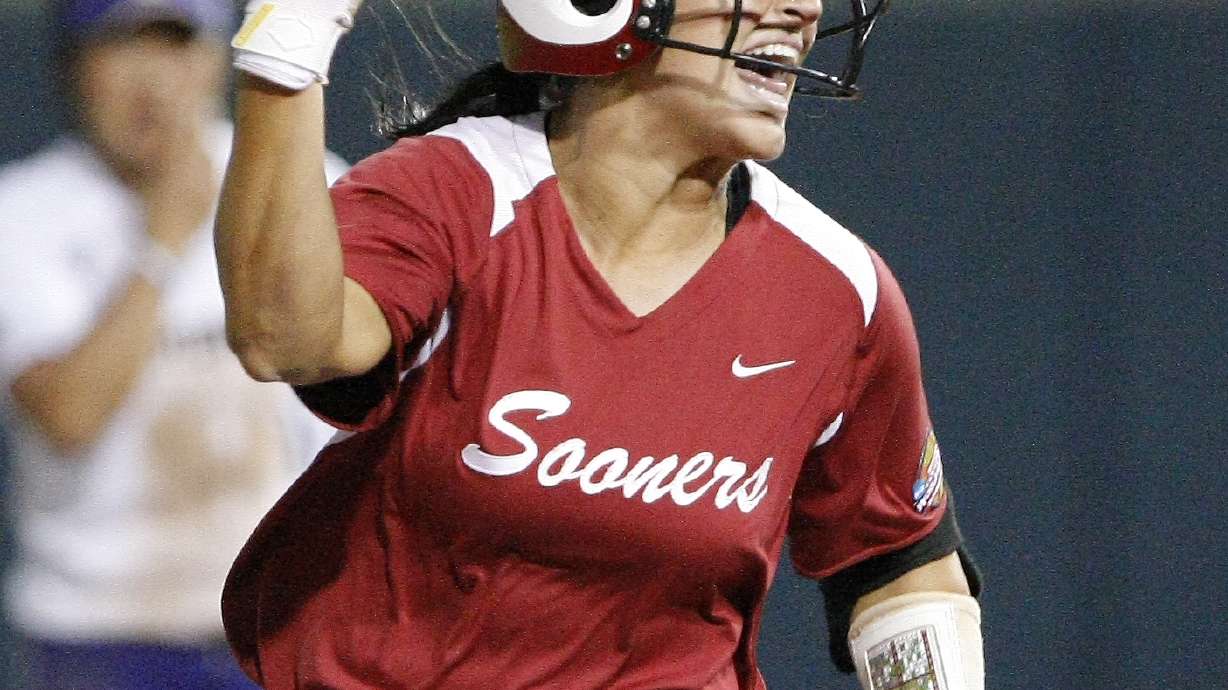 Oklahoma slugger Lauren Chamberlain making history