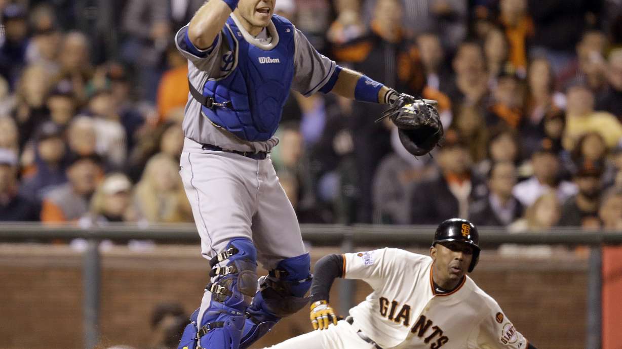 Dodgers catcher A.J. Ellis leaves game with hand injury