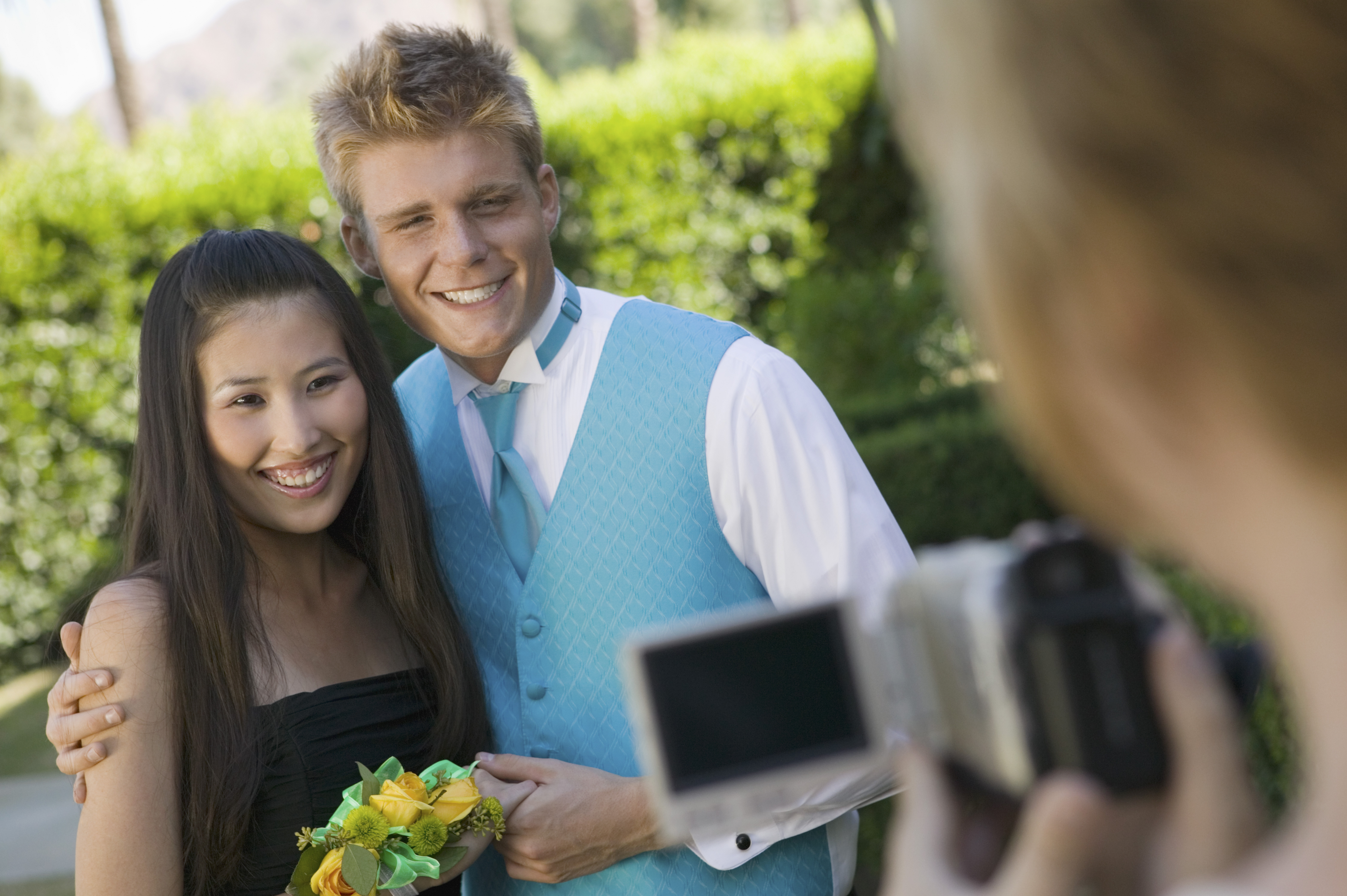 Average teen to spend $324 on 'promposals' this year