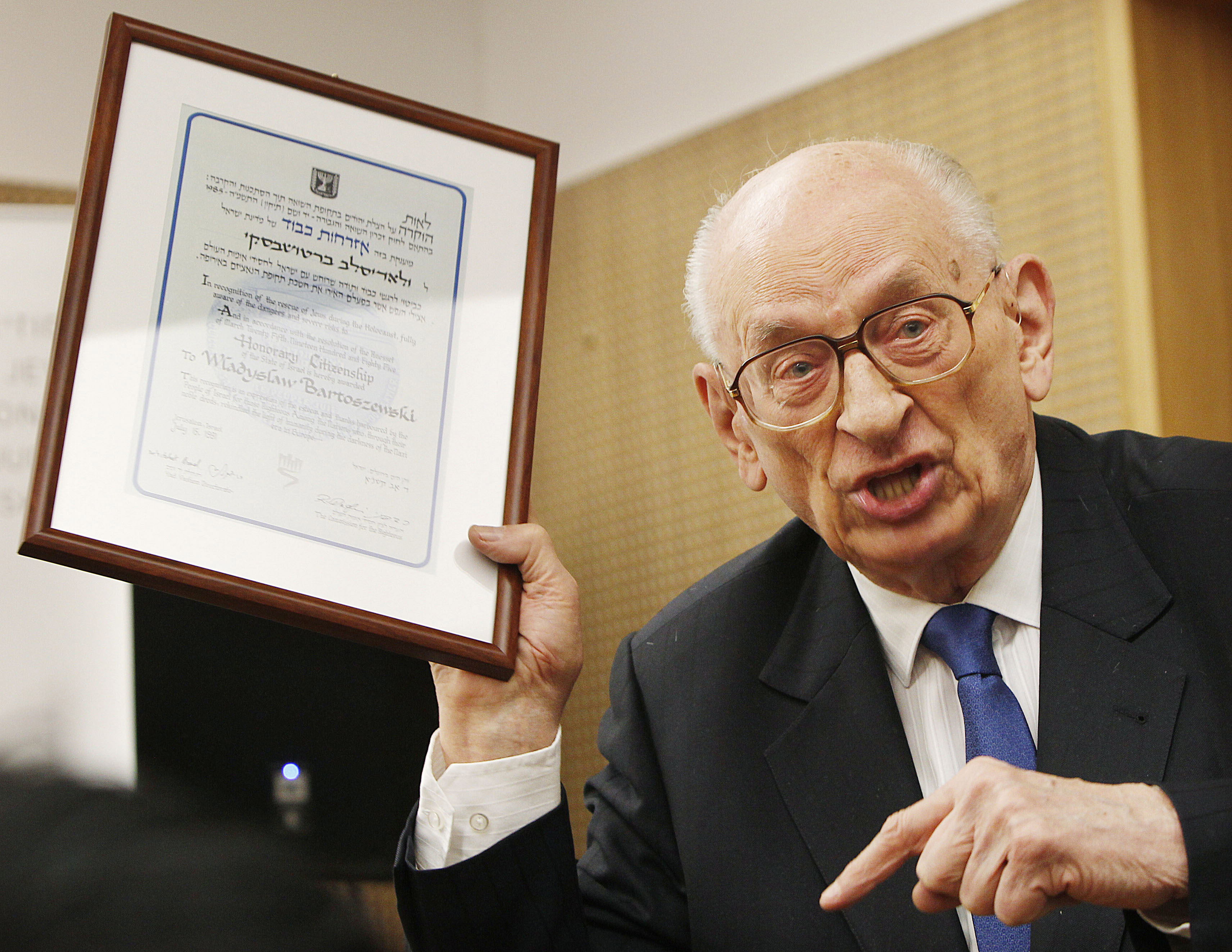 Former Polish foreign minister Bartoszewski dies at 93