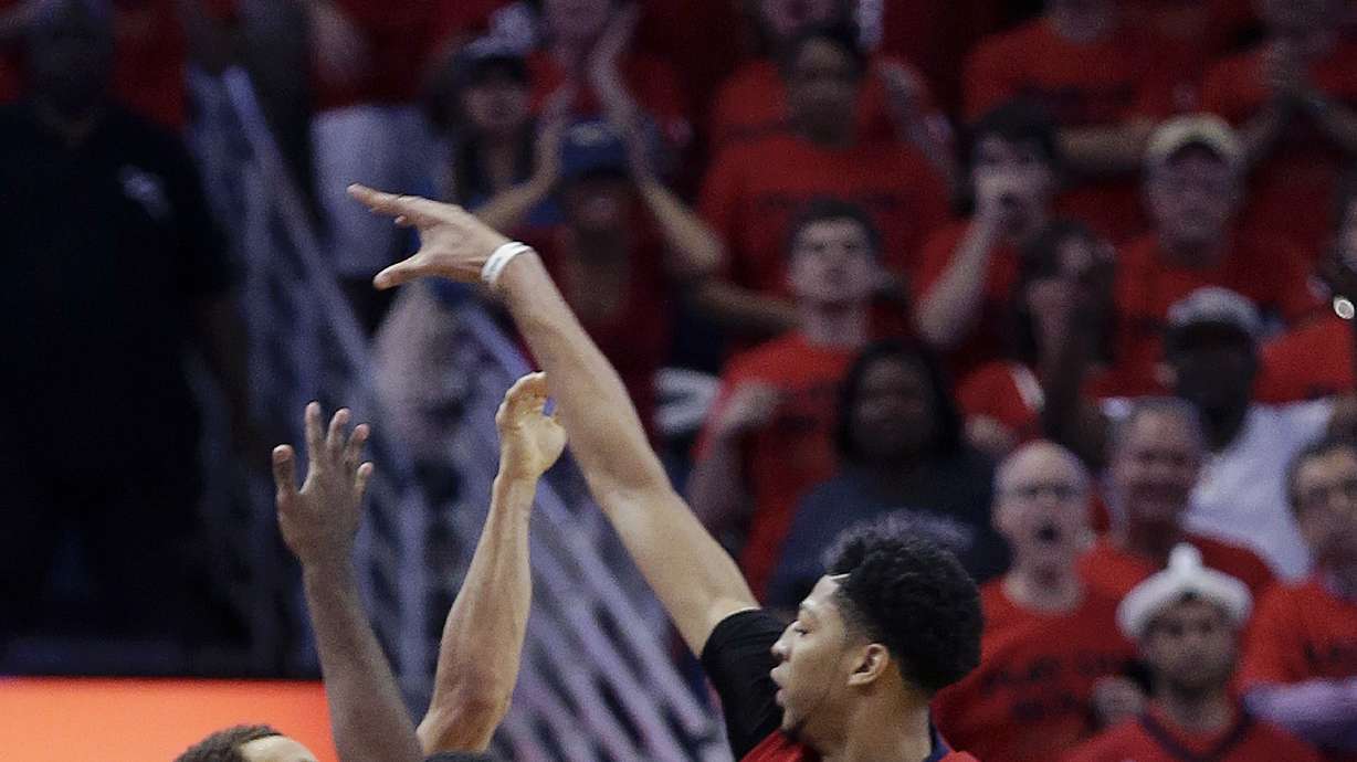 NBA: Curry was fouled on tying 3-pointer in Game 3