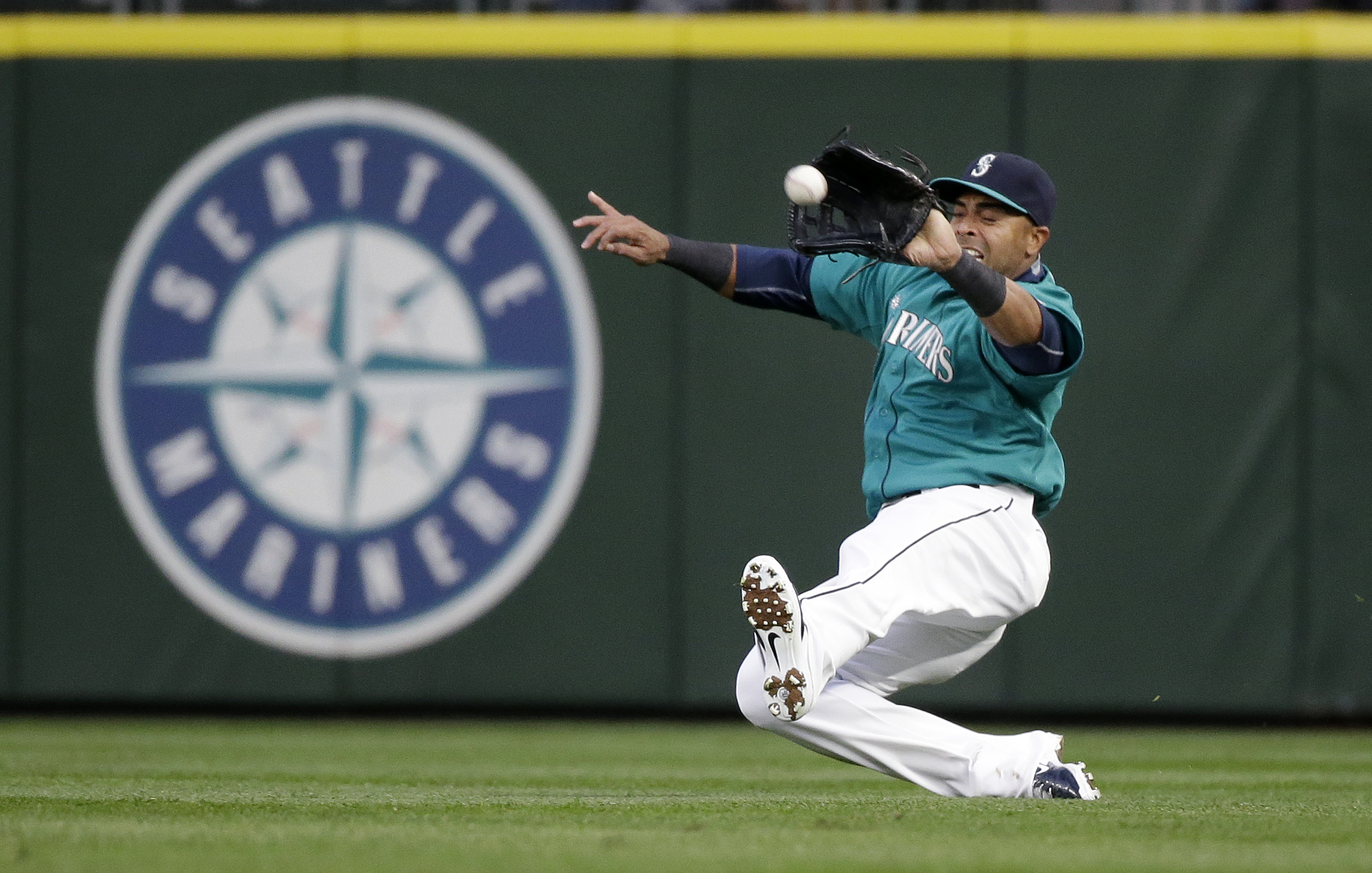 Hernandez dominant, Cruz goes deep as M's beat Twins 2-0