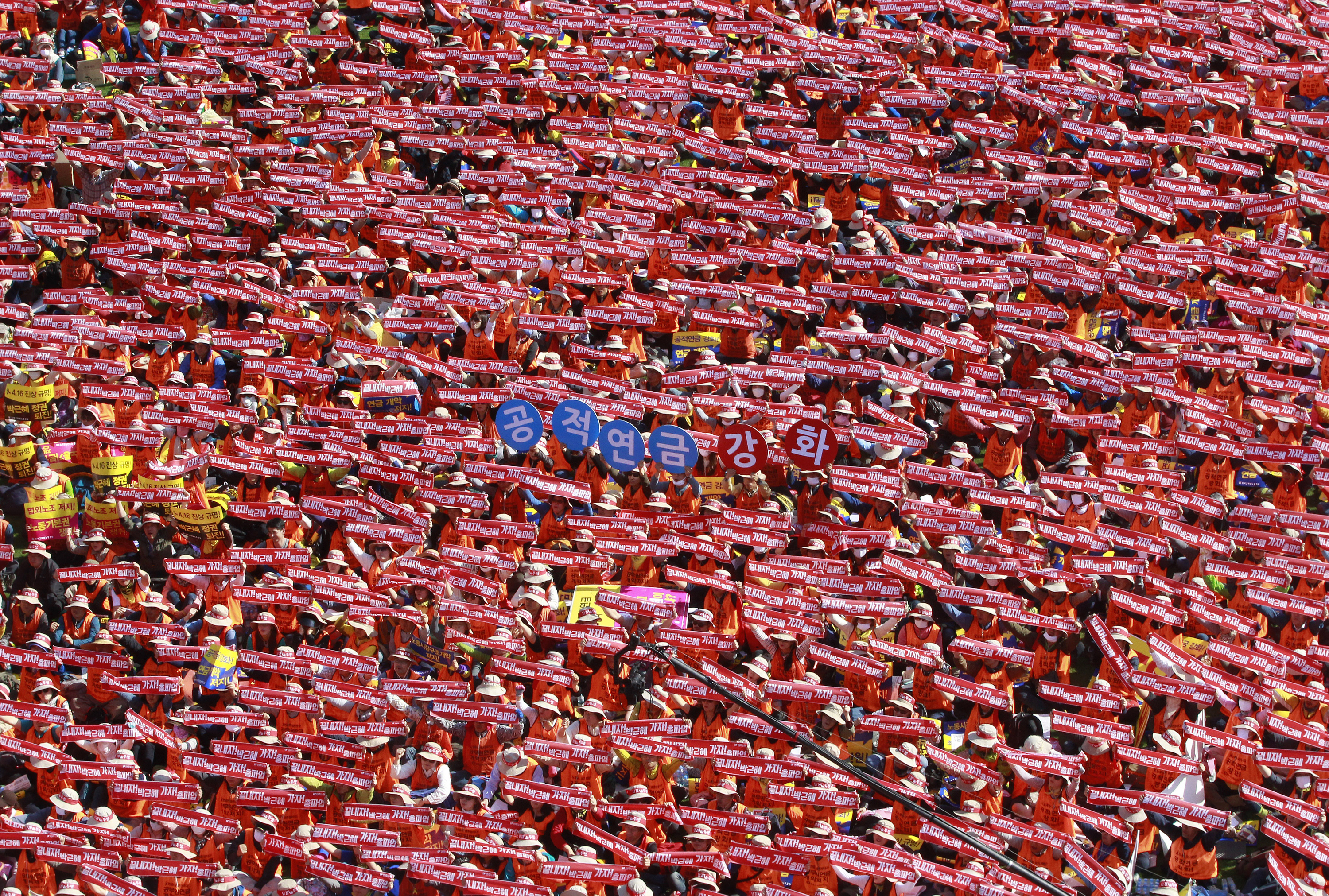 Thousands march in South Korea anti-government protest