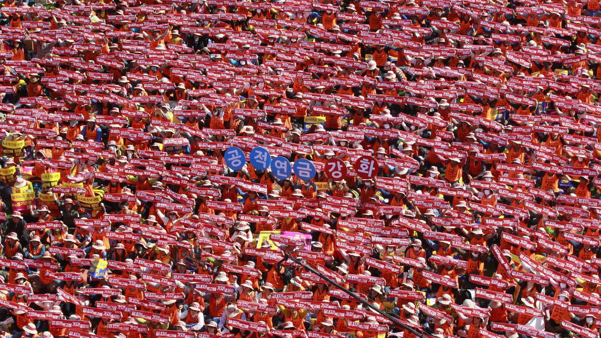 Thousands march in South Korea anti-government protest
