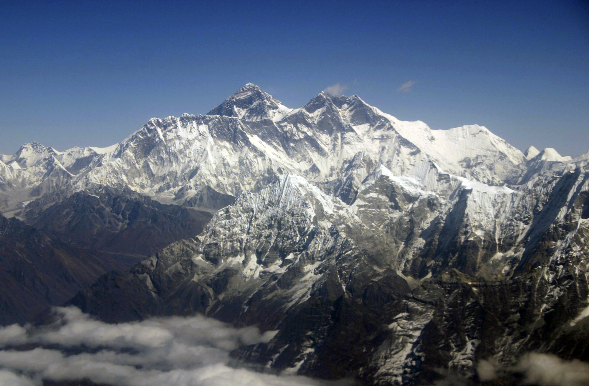 Avalanche sweeps Everest base camp, killing 17, injuring 61