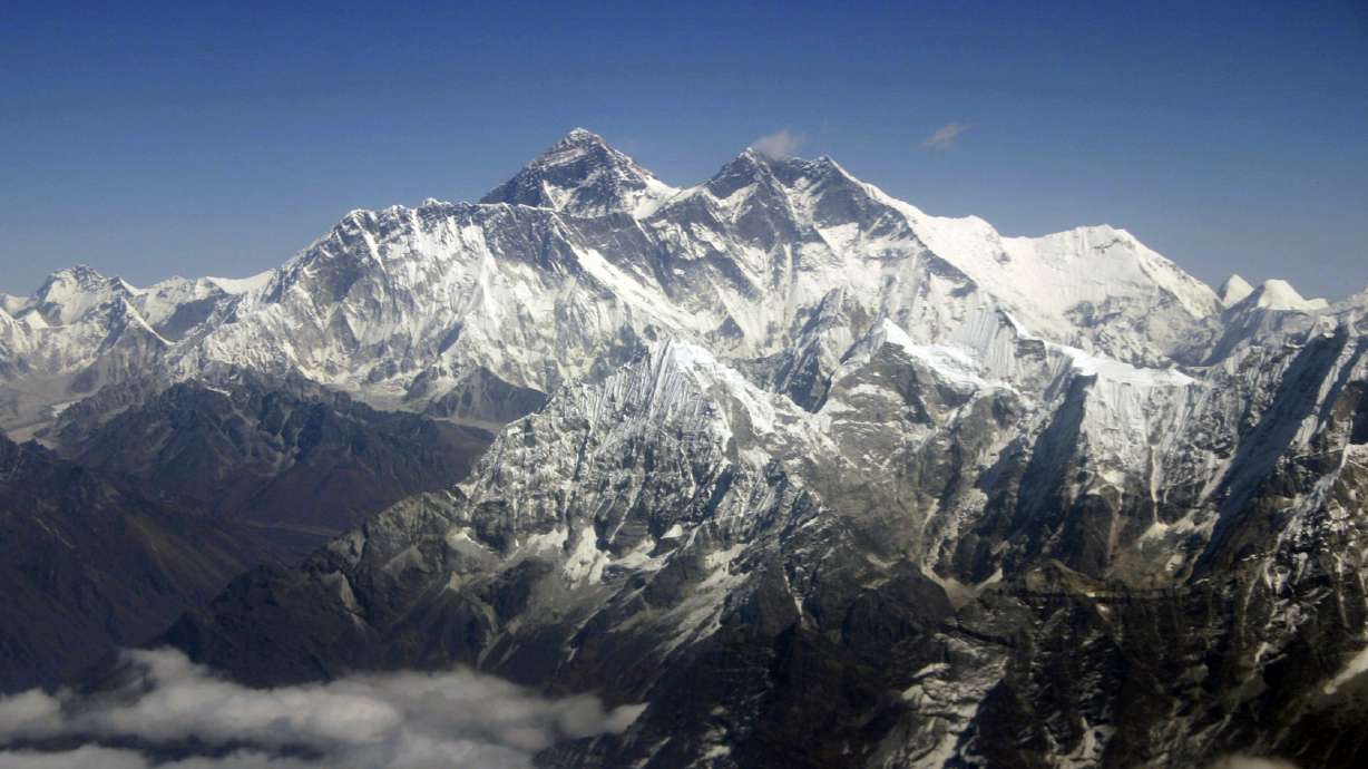 Avalanche sweeps Everest base camp, killing 17, injuring 61
