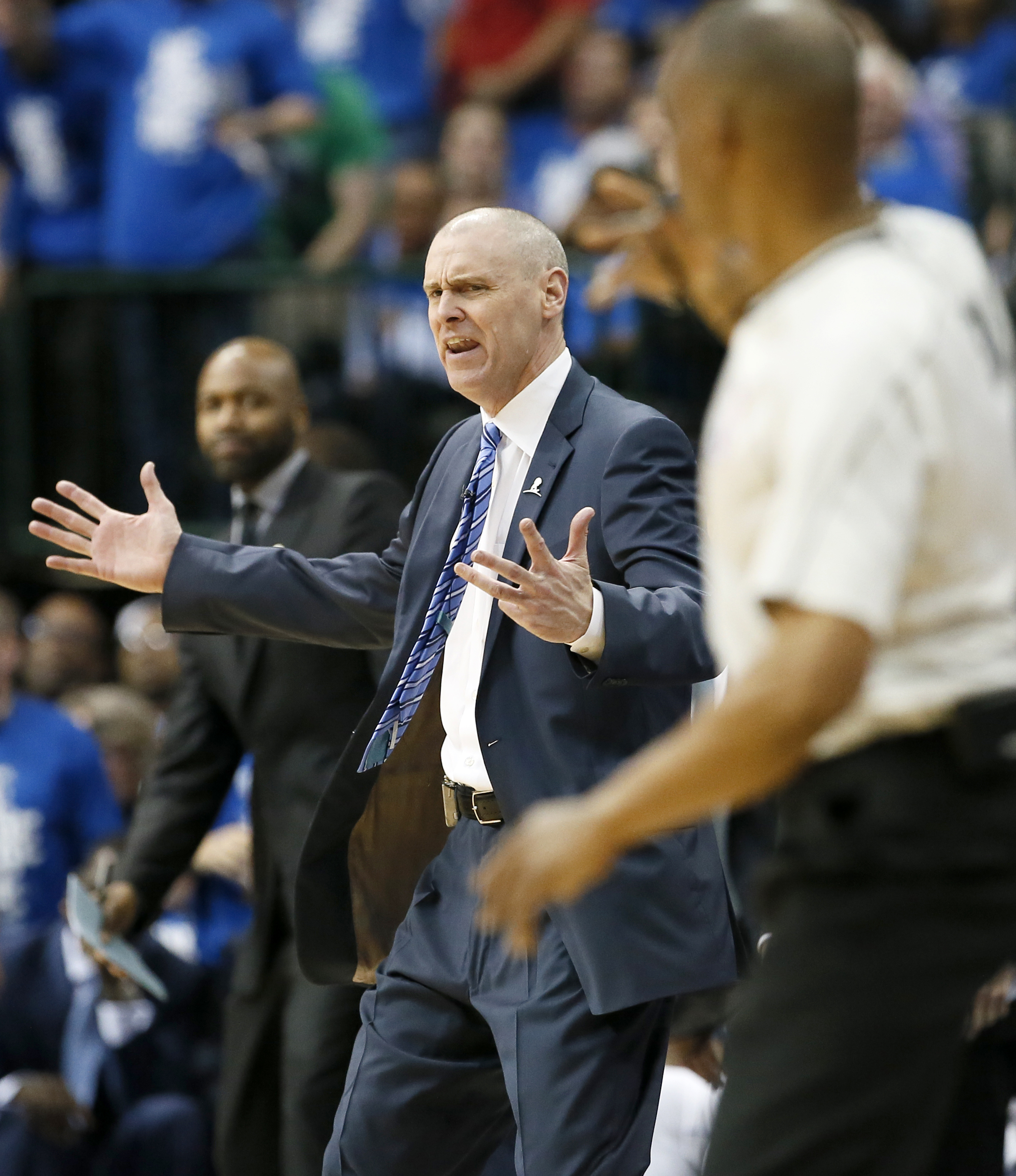 Mavs' Carlisle fined $25,000 for criticizing refs after loss