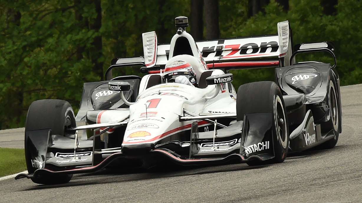 Castroneves grabs IndyCar pole, Team Penske gets top 3 spots