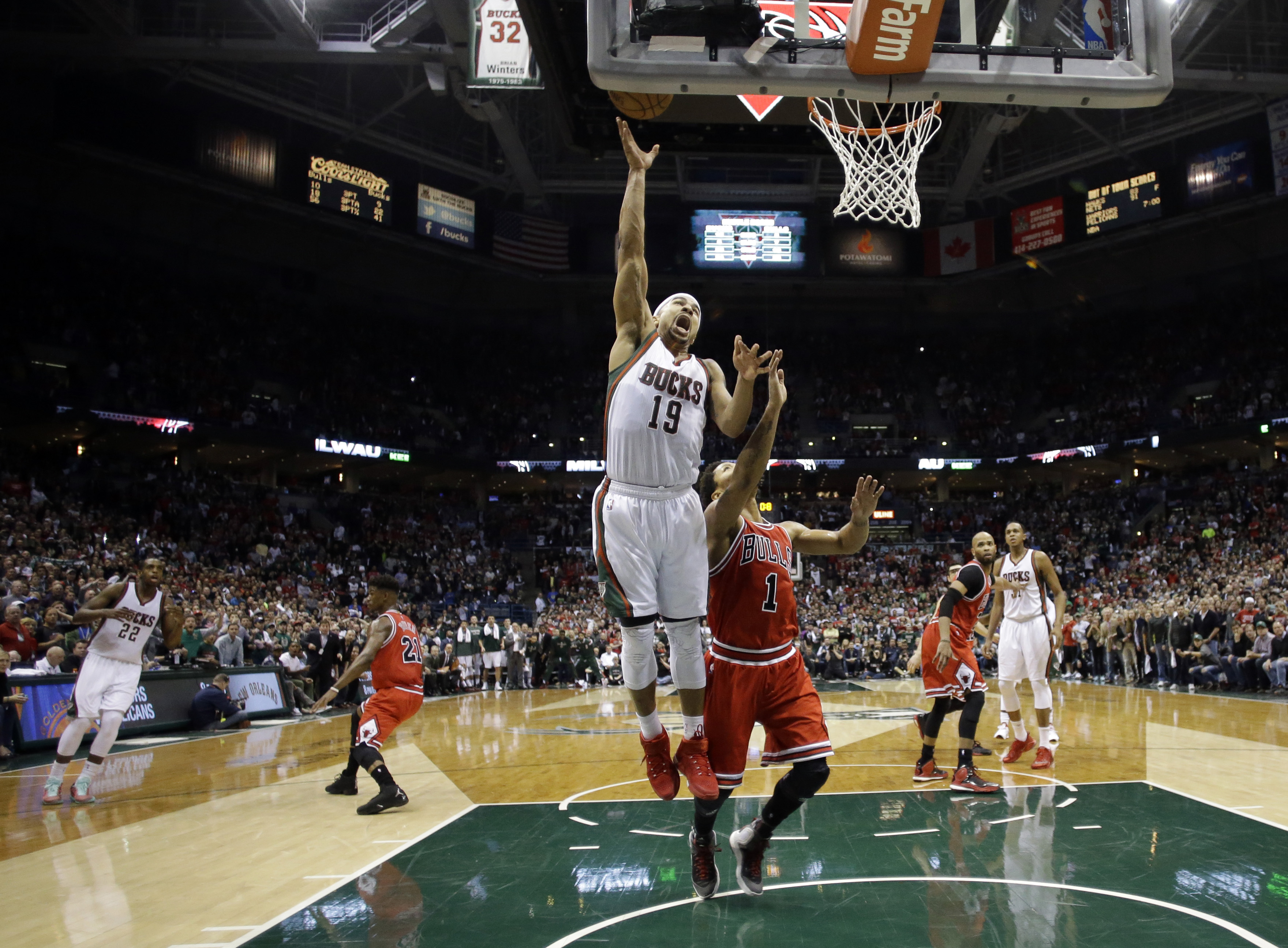Bayless' layup at buzzer gives Bucks 92-90 win over Bulls