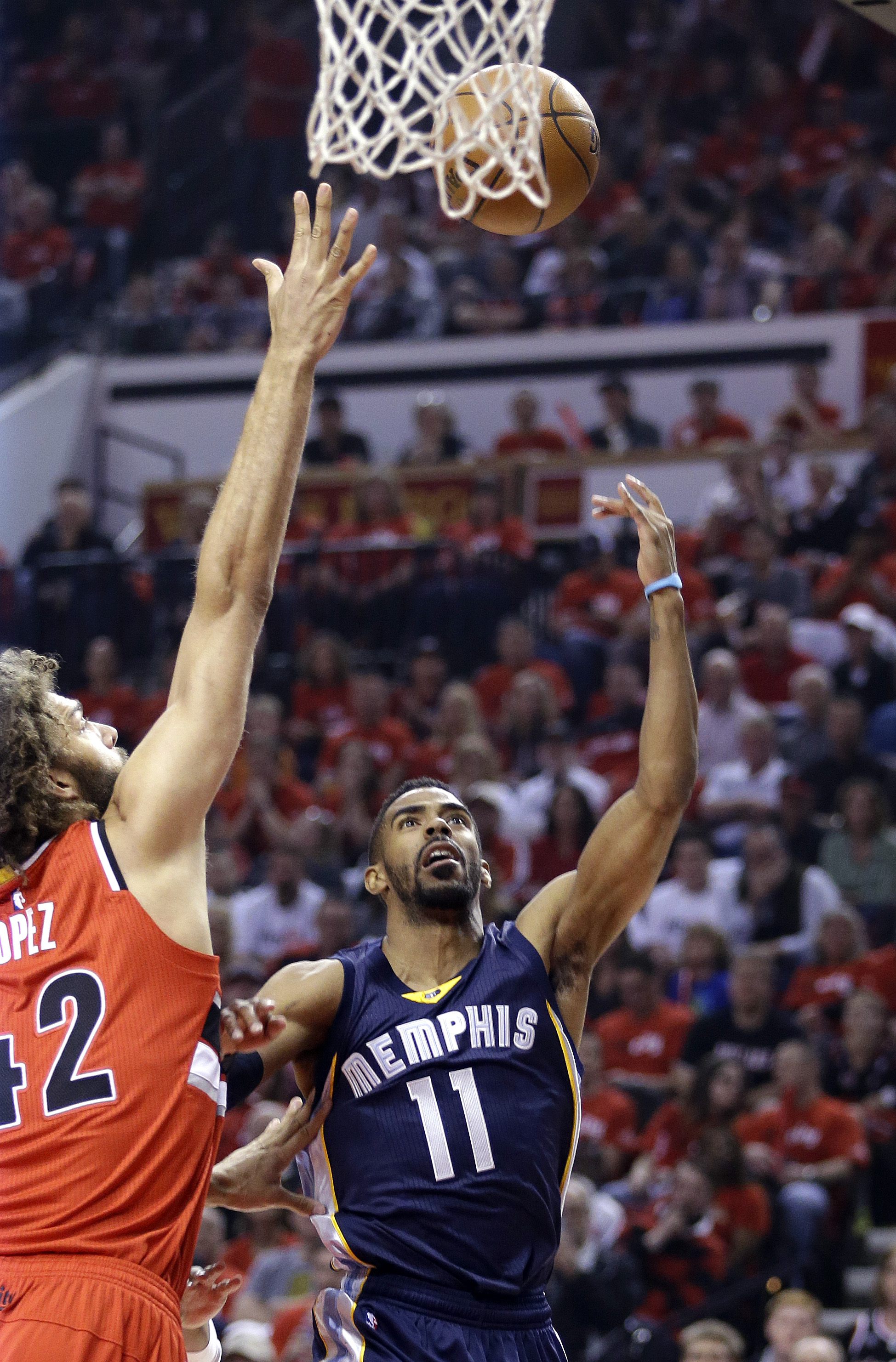Memphis guard Mike Conley leaves with facial injury
