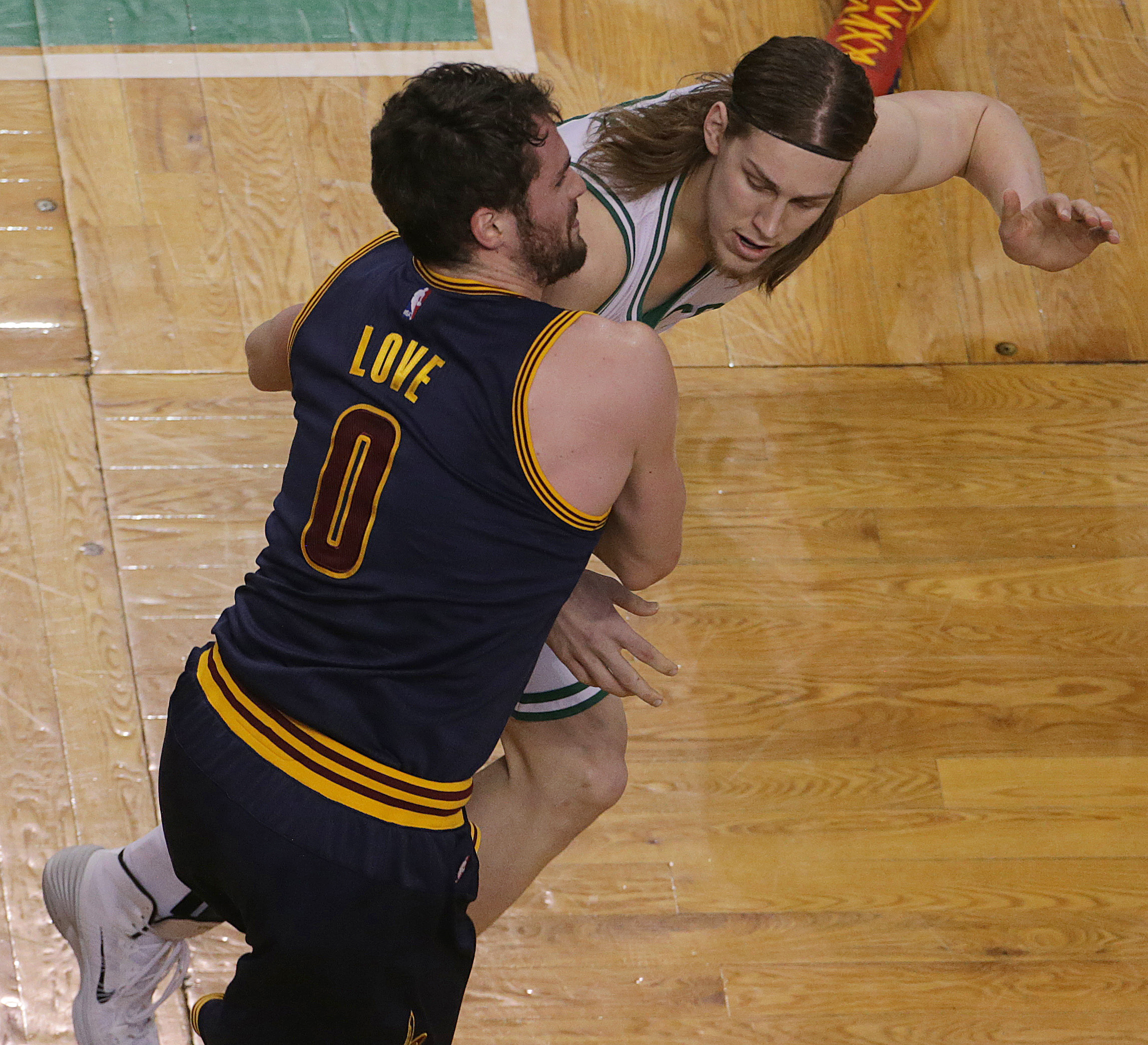 Cavs' Kevin Love out after hurting shoulder in first quarter