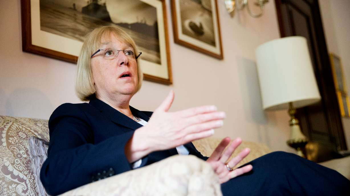 Murray, mom in tennis shoes in '92, stands her ground