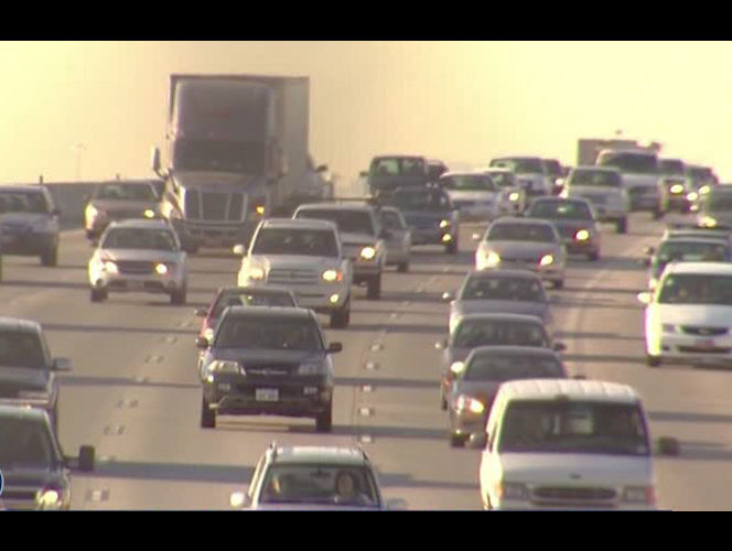 ¿Sabía que los casados pagan menos por su seguro de auto que los solteros?