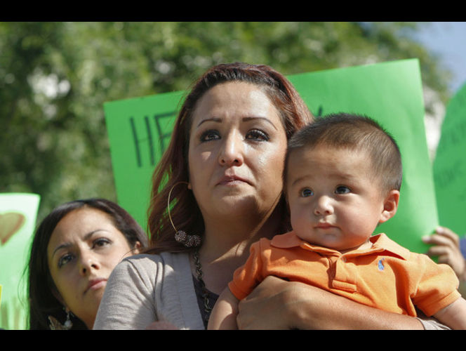 Breve reunión de familias en la frontera tras deportaciones