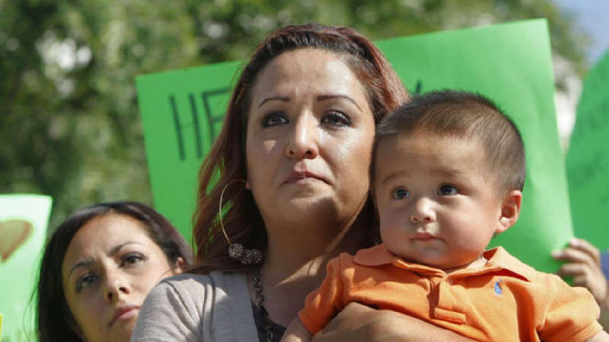 Breve reunión de familias en la frontera tras deportaciones