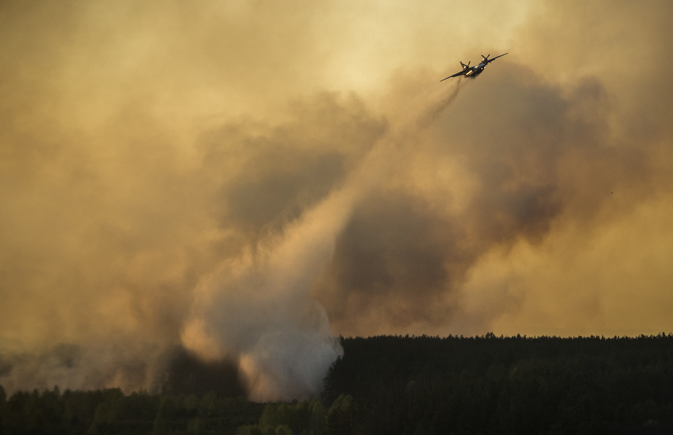 Forest fire blazes in Chernobyl off-limits zone