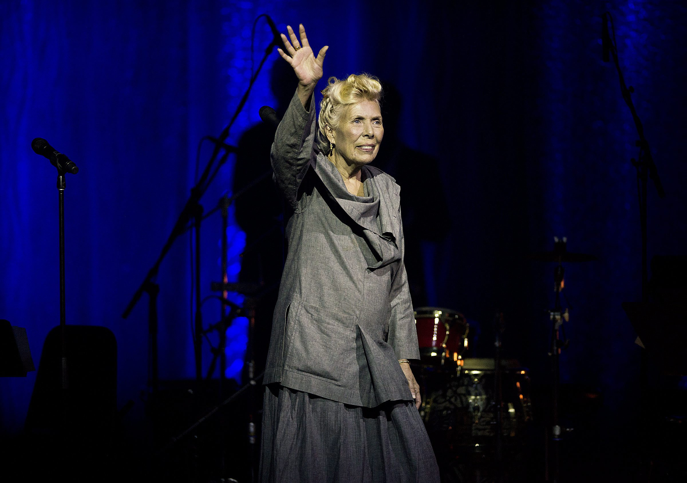 Joni Mitchell's website says she's alert, recovery expected