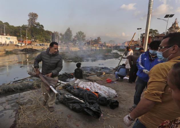 Familia nepalesa llora la muerte de 18 miembros en terremoto