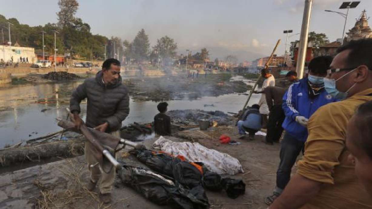 Familia nepalesa llora la muerte de 18 miembros en terremoto