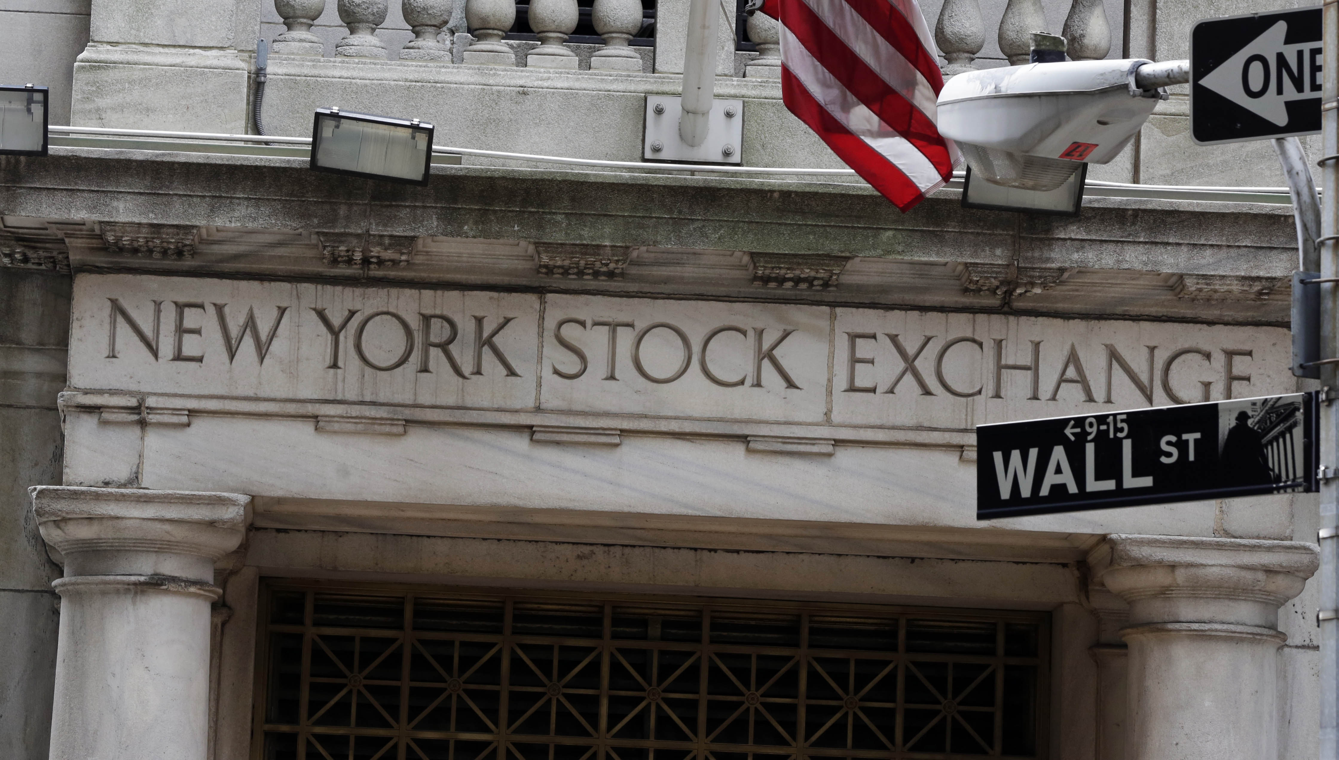 US stocks end lower following weak economic growth