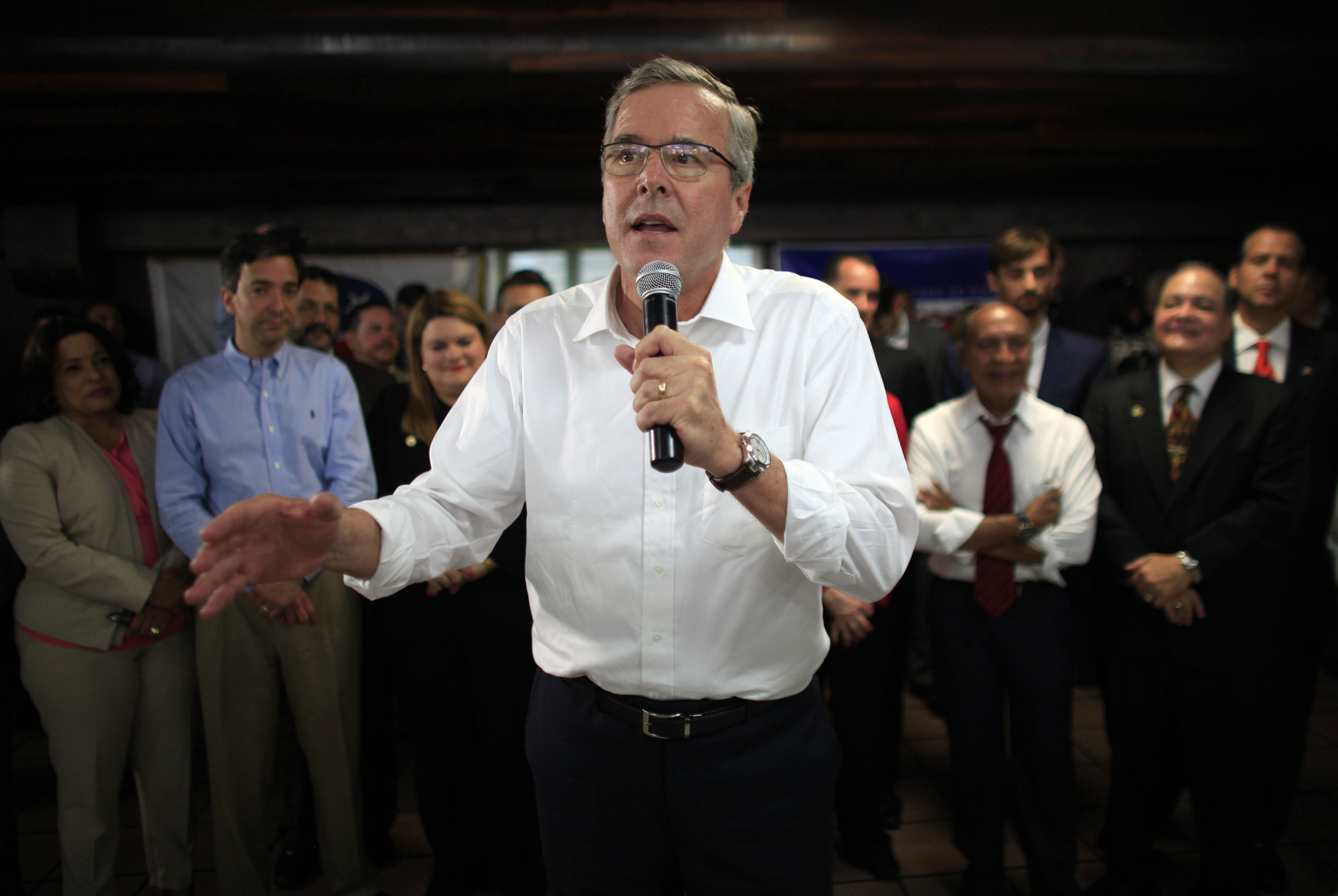 Hispanic courtship shapes Bush's early campaign steps